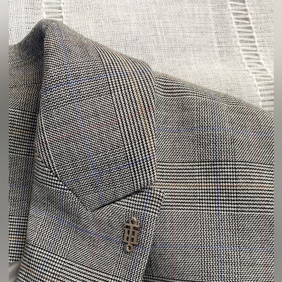 Tommy Hilfiger iconic blazer with silver embellishments. - Picture 14 of 17
